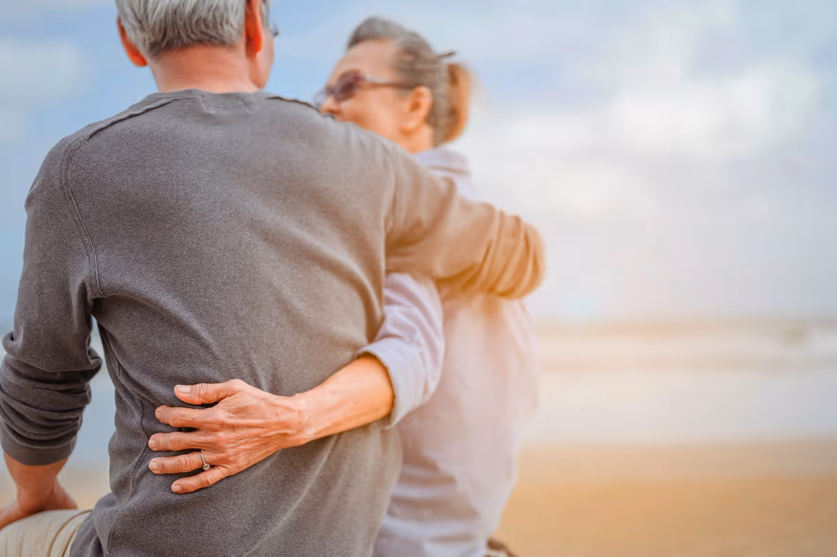 Ein Paar sitzt zusammen am Meer