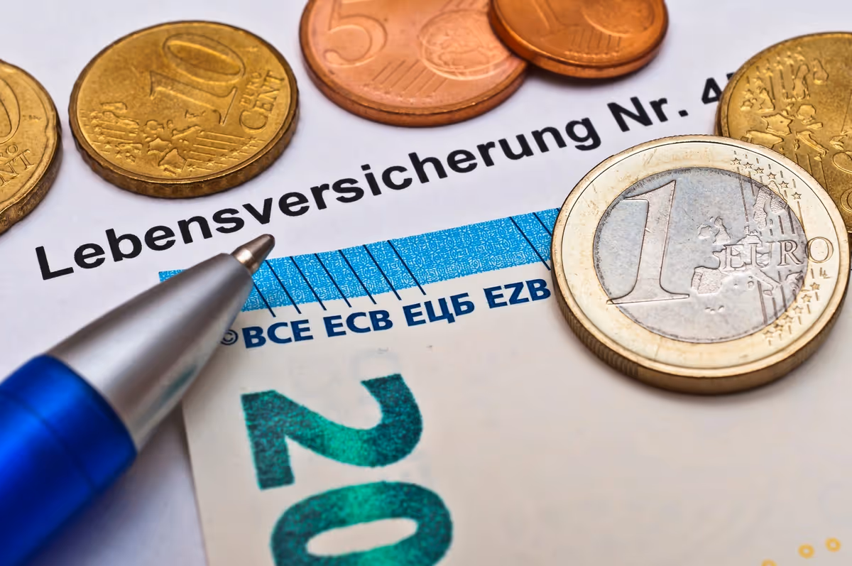 Geld liegt auf einem Lebensversicherungsvertrag