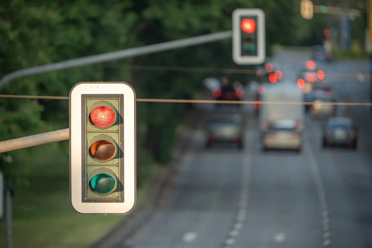 Rote Ampel überfahren & geblitzt: Droht jetzt ein Fahrverbot?