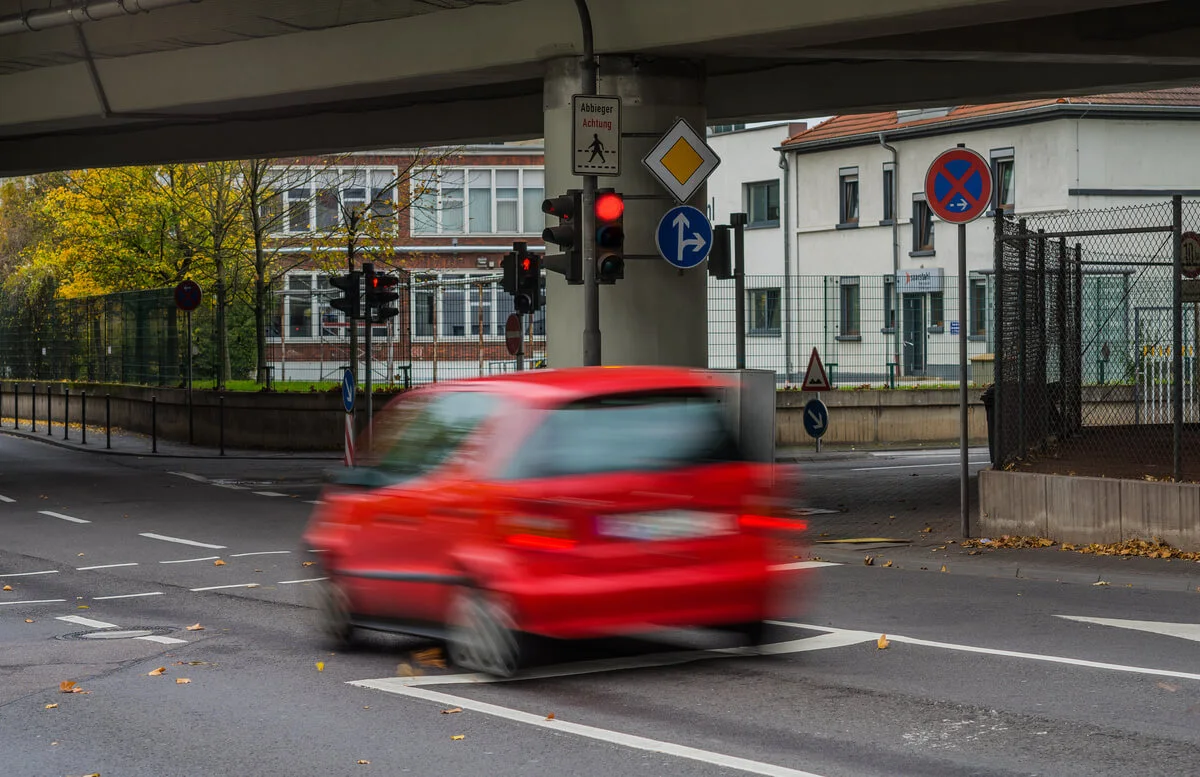 Bei Rot geblitzt: Wie Autofahrer jetzt reagieren?