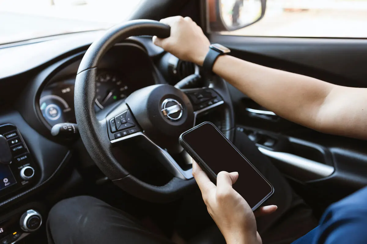 Geblitzt mit Handy in der Hand: Droht das doppelte Bußgeld?