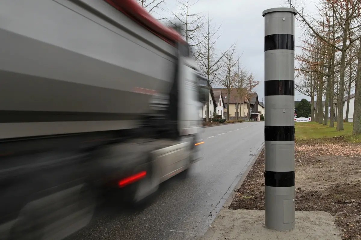 Eine Blitzersäule an einer befahrenen Straße