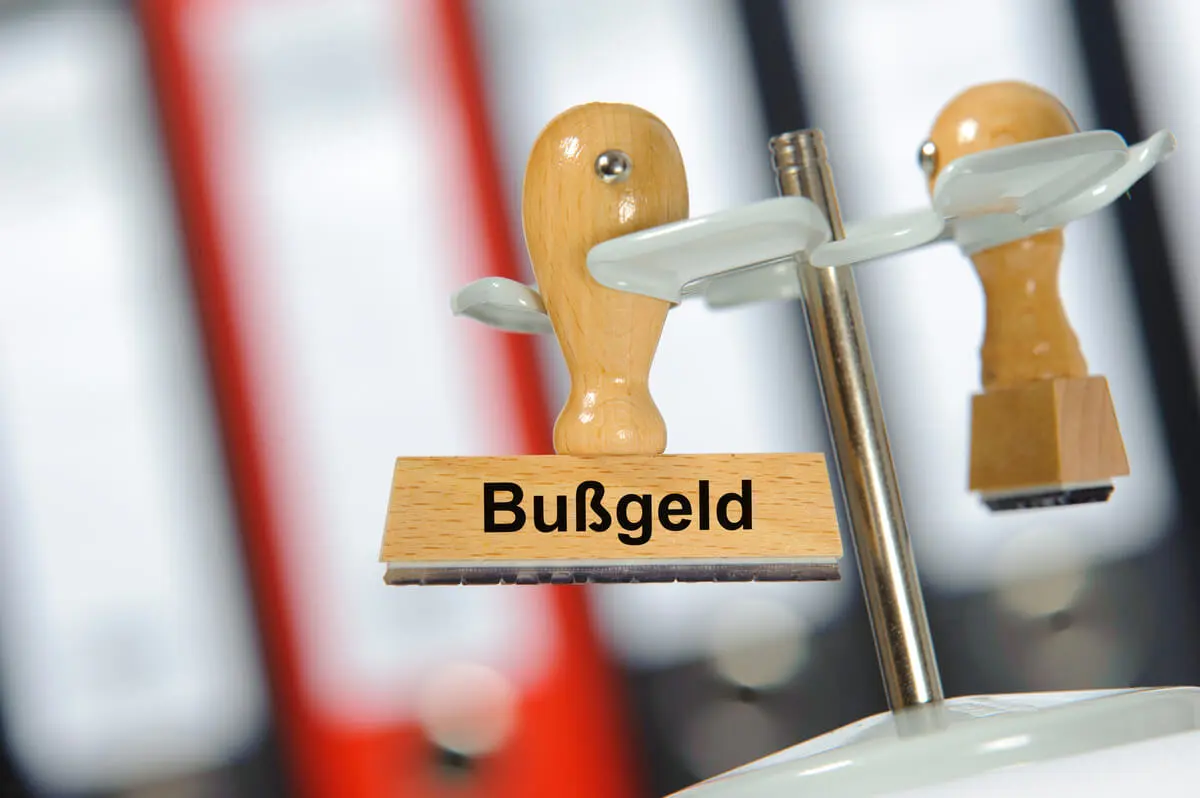 Ein Holzstempel mit der Aufschrift Bußgeld