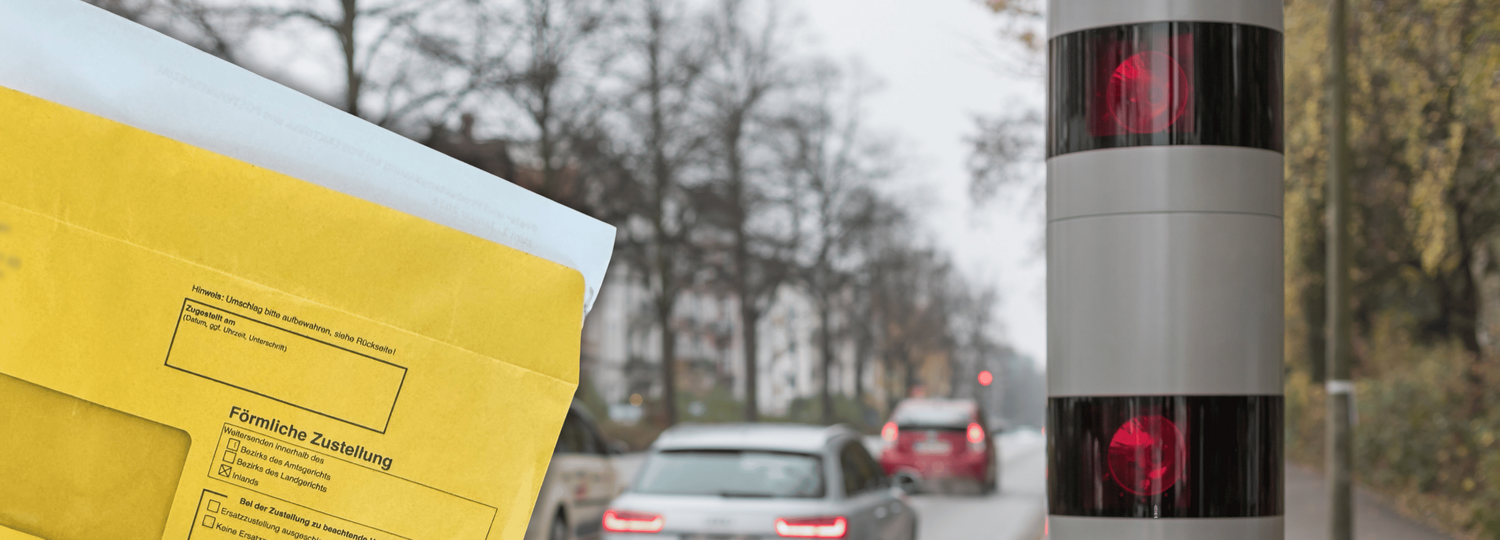 Ein gelber Bußgeldbescheid vor Stadtverkehr mit Radarfalle