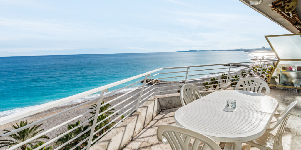 Terrasse vue sur la mer Méditerranée