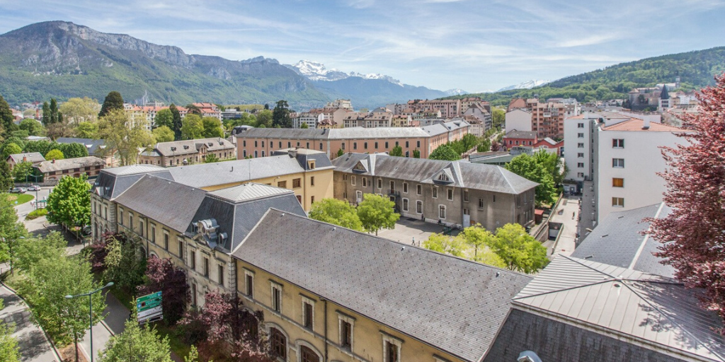 Vue sur les montagnes d'Annecy
