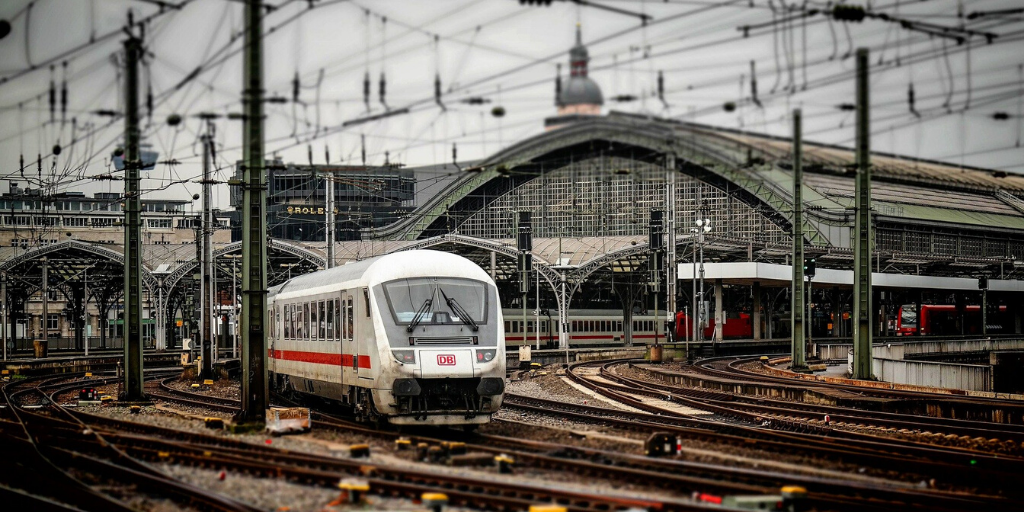 Train devant une gare