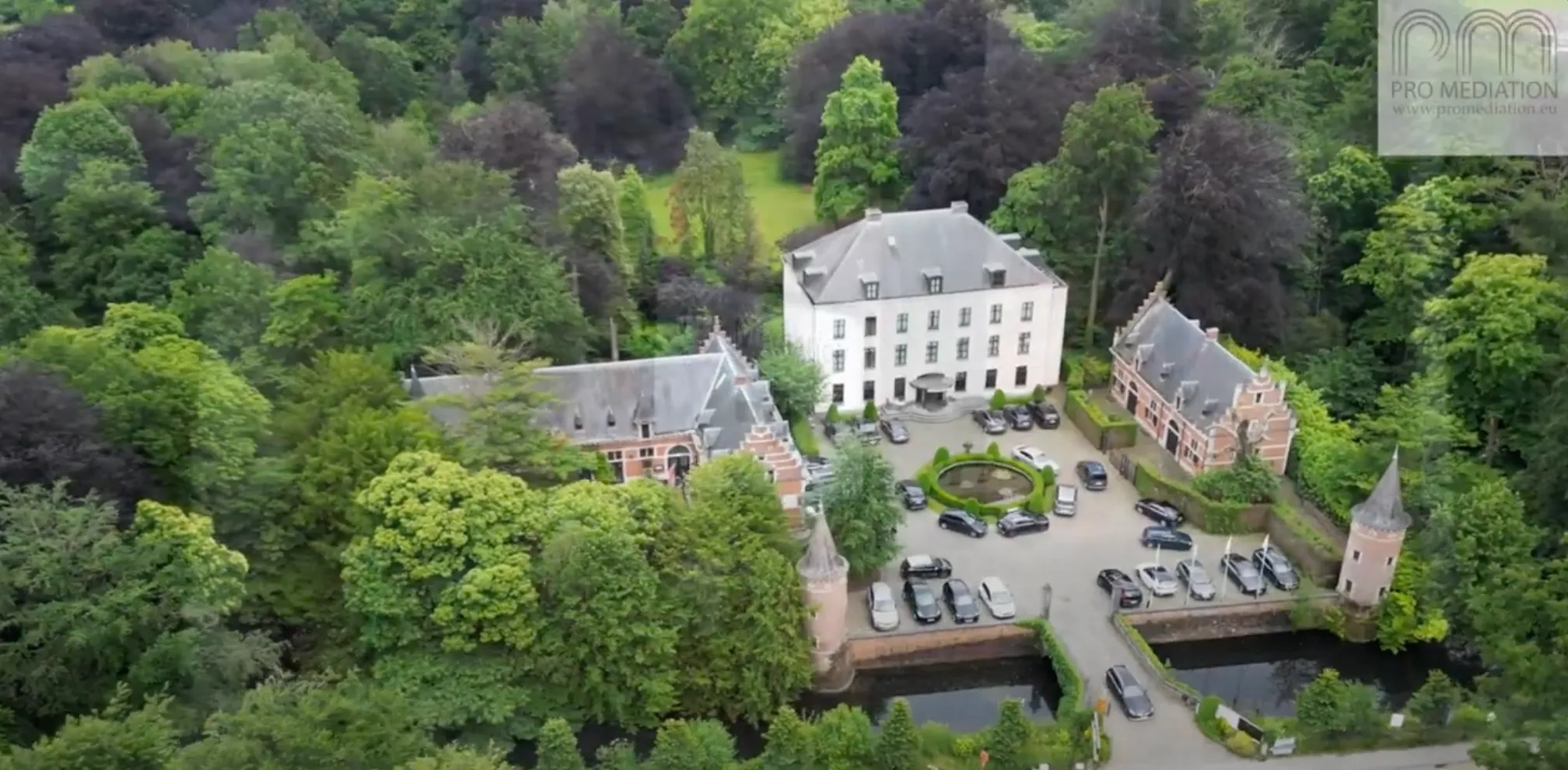 Ontdek de unieke sfeer van samenwerken en groei bij het Pro Mediation Instituut.