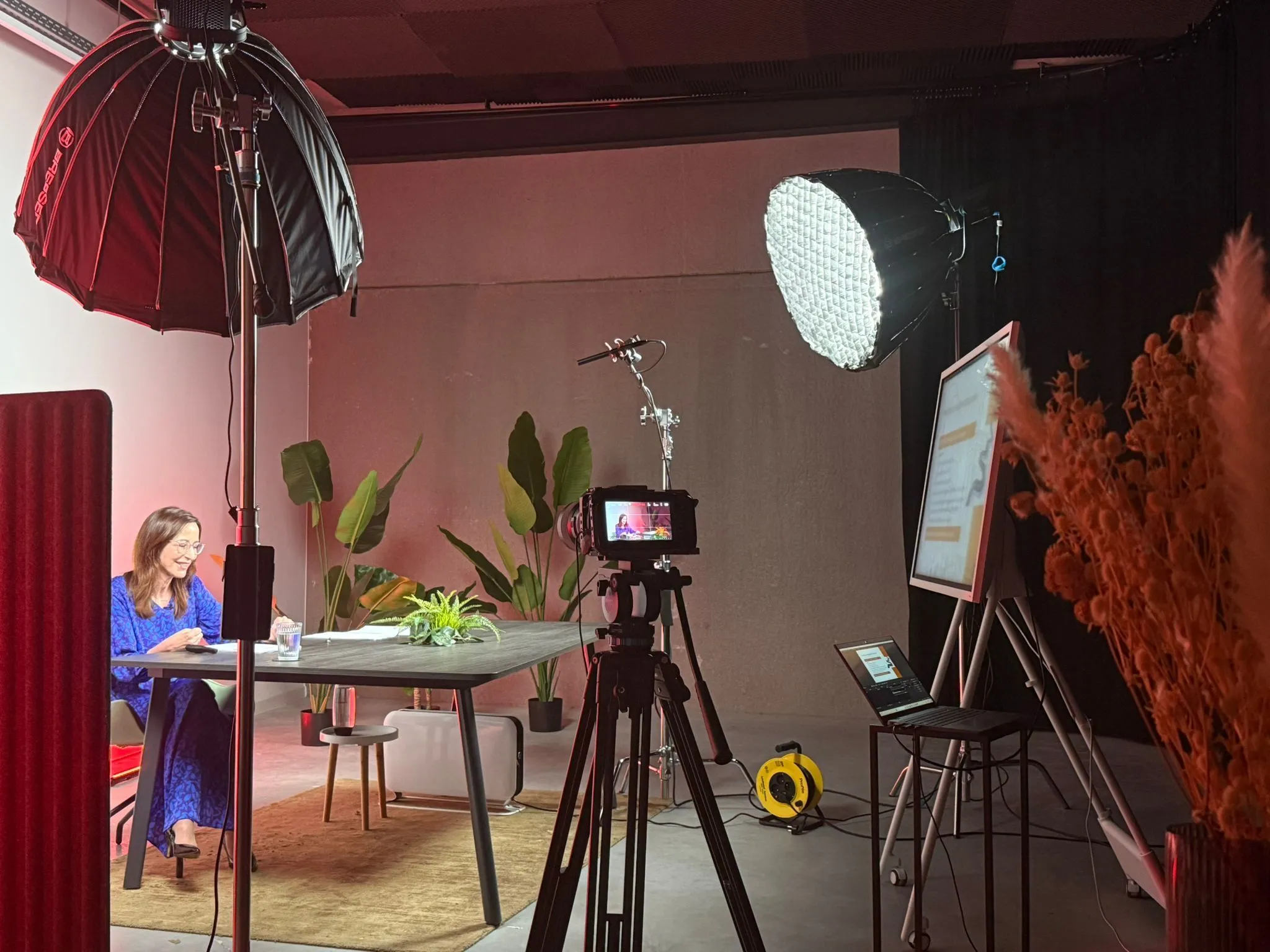 Onze docenten Fleur Goister en Jory Brabants D'Hooghe verruilden deze week offlinetraining voor de opnamestudio bij Exstatic Video Agency van JuriWise.