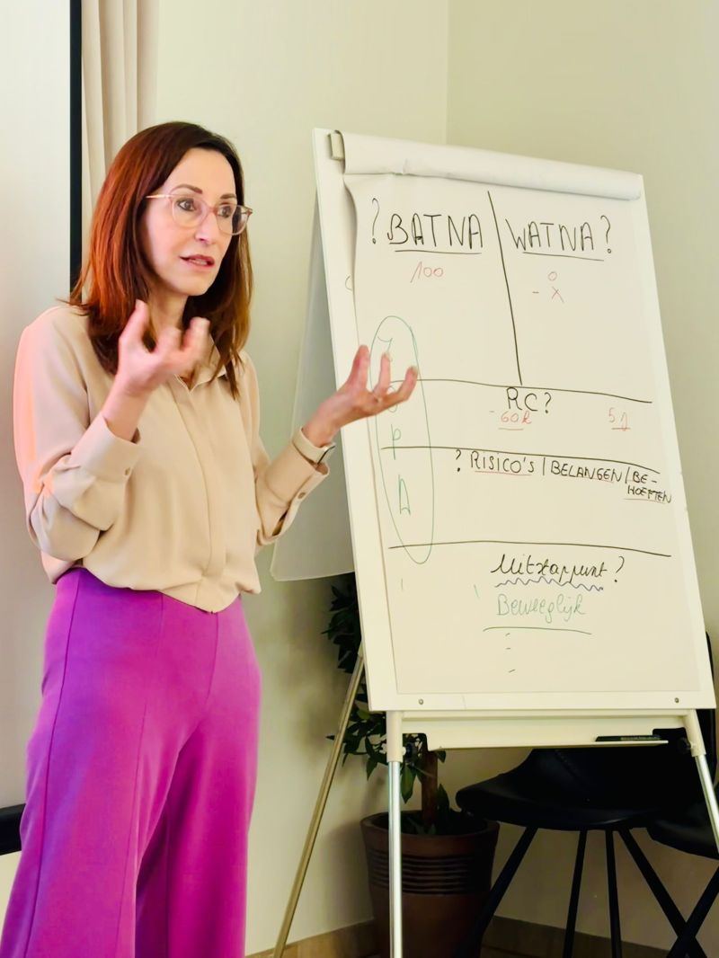 Kijken door de bril van partijen rond de tafel en brainstormen