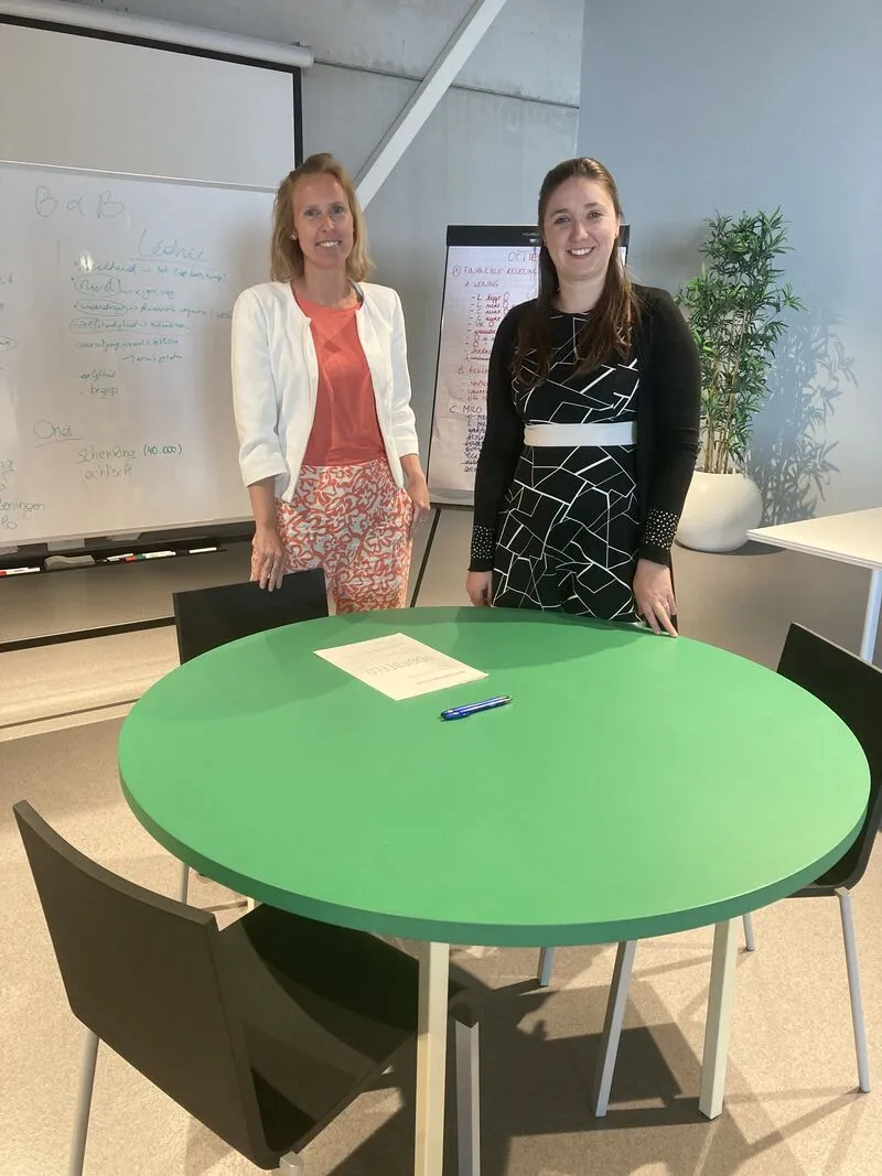 π’ De groene tafel als middelpunt.