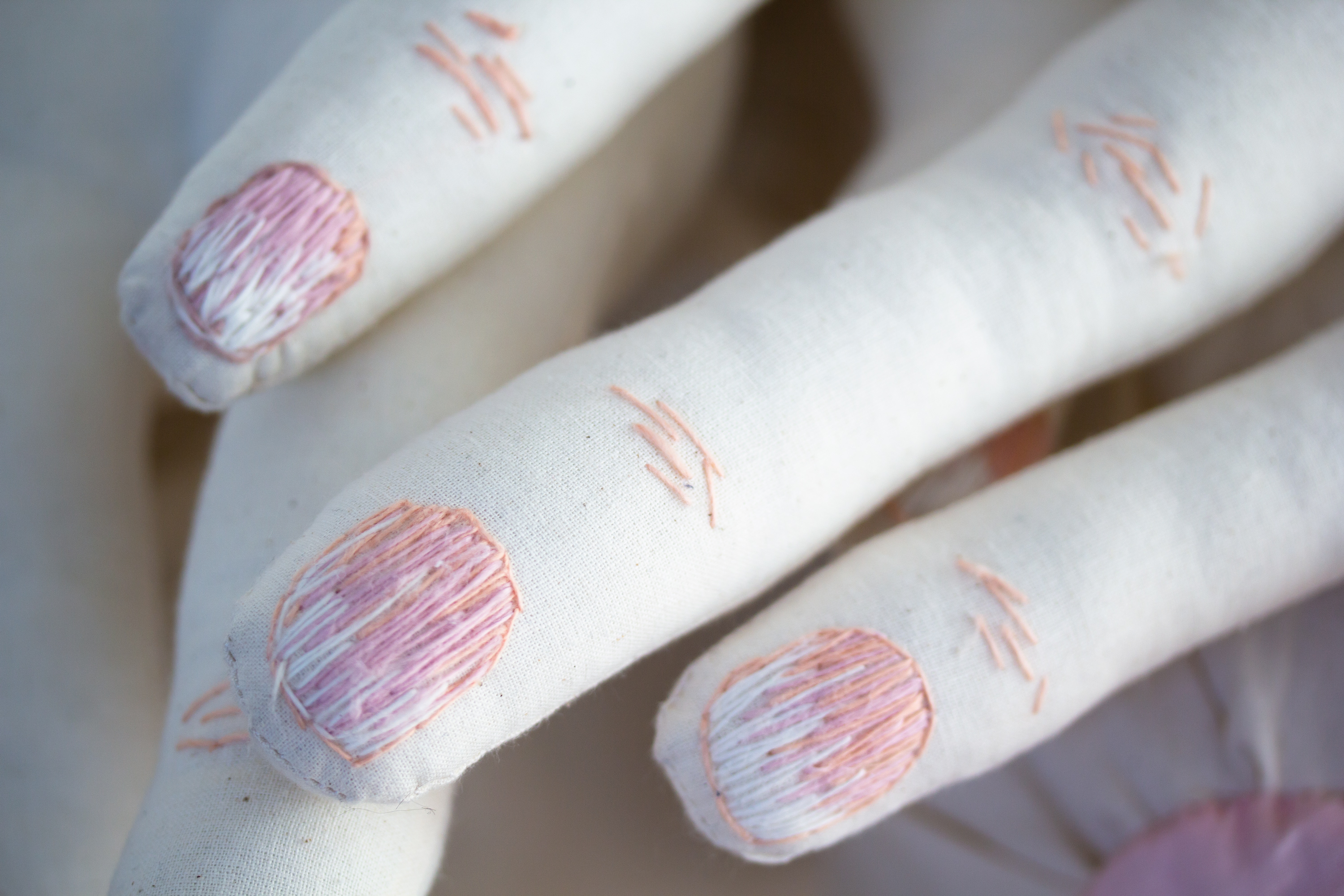 Detailaufnahme der bestickten Finger