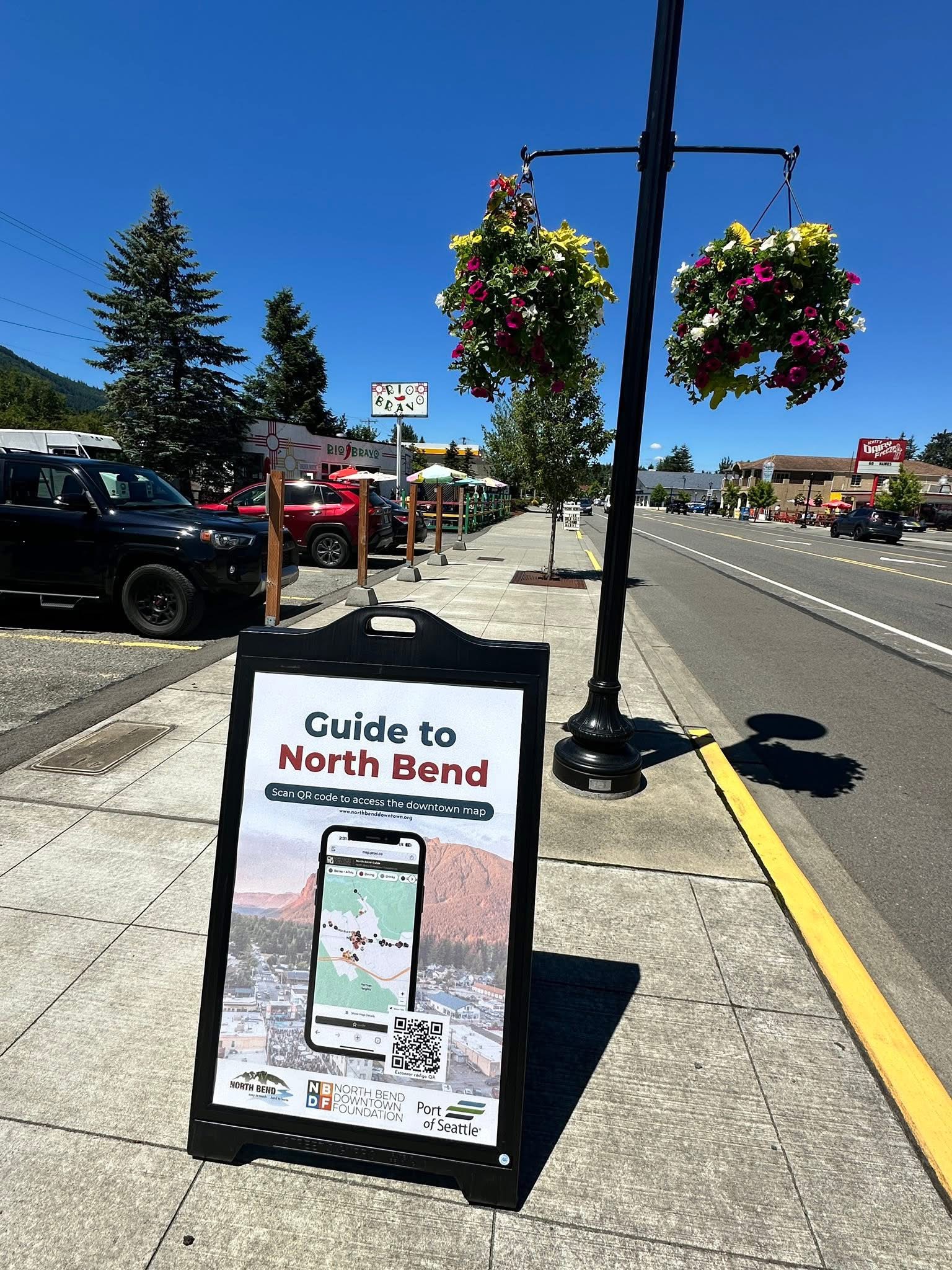 Cartel en forma de A con la indicación «Guía de North Bend», instalado en North Bend Way