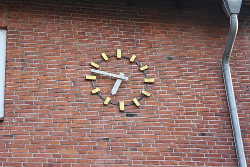 Eine Uhr an einer Schulwand