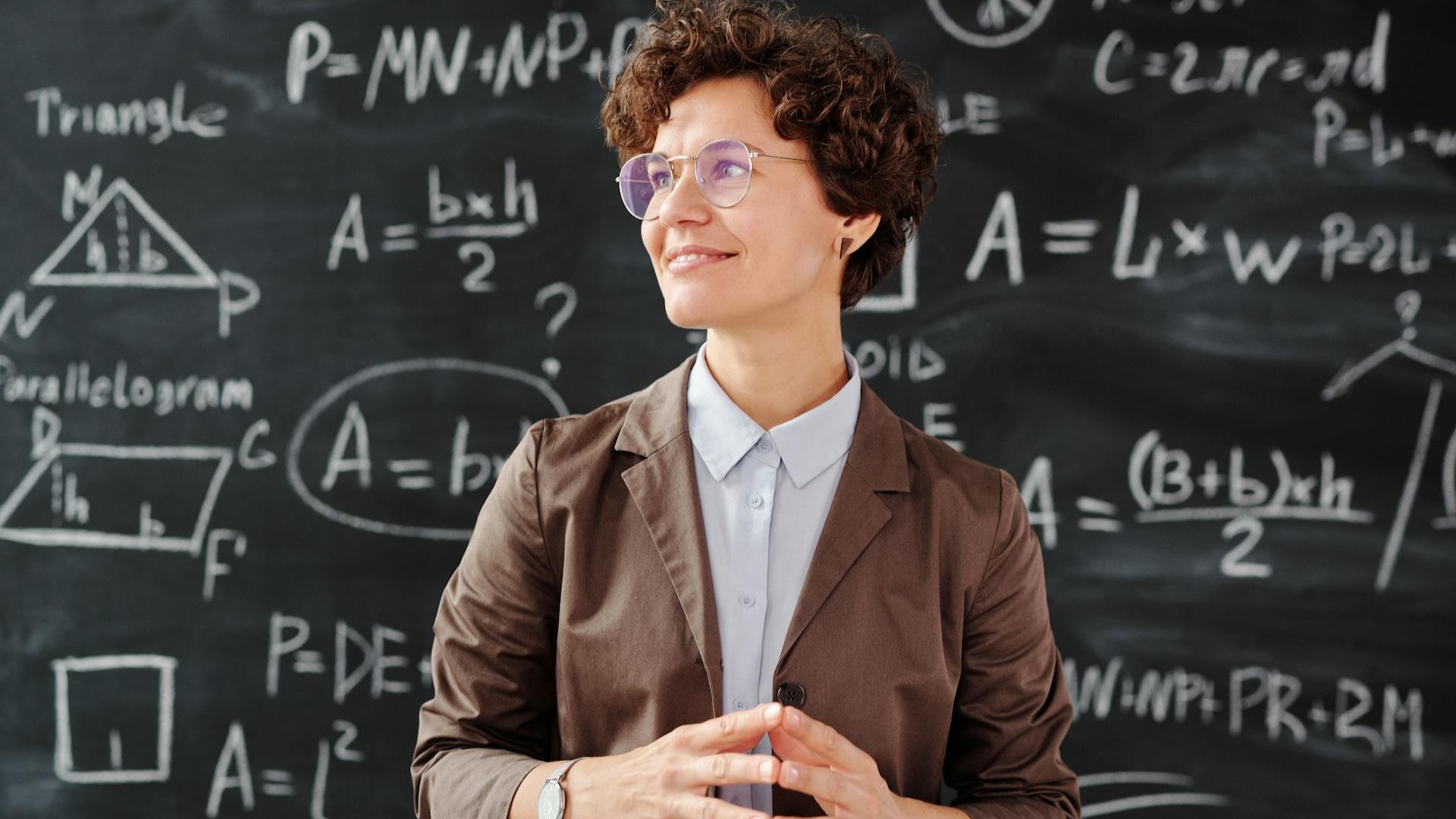 Lehrerin vor Tafel