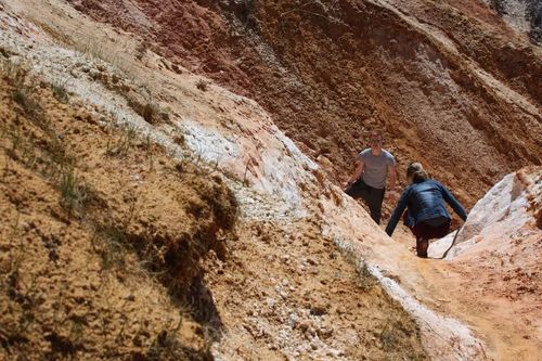 dívka v přírodě píšící si poznámky