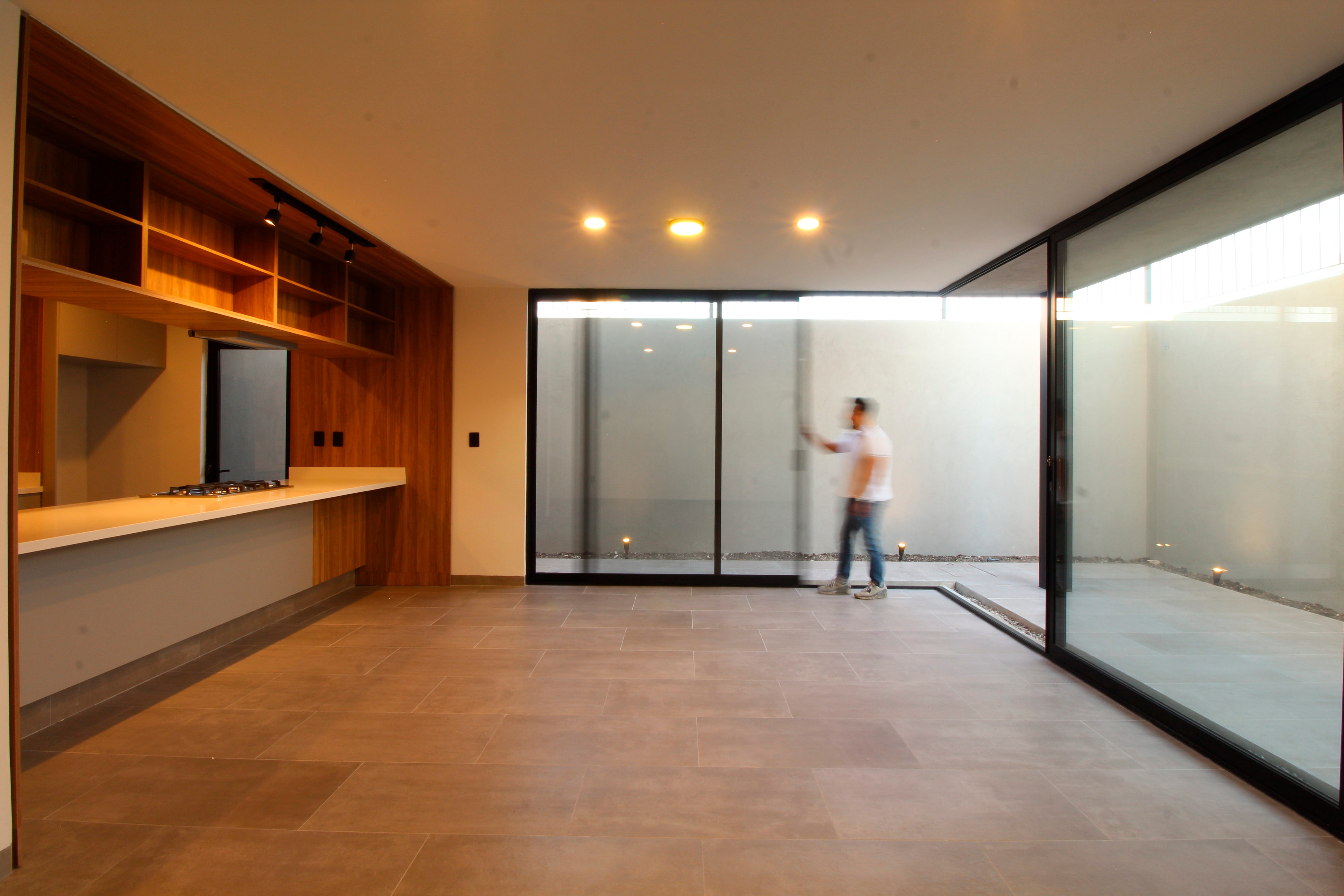 Fotografía de casa habitación, canceles grandes espacio abierto. Cocina con carpinterías y escala humana pequeñag