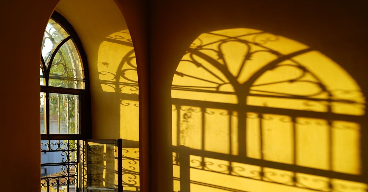 Ventana de herrería a contraluz amarilla