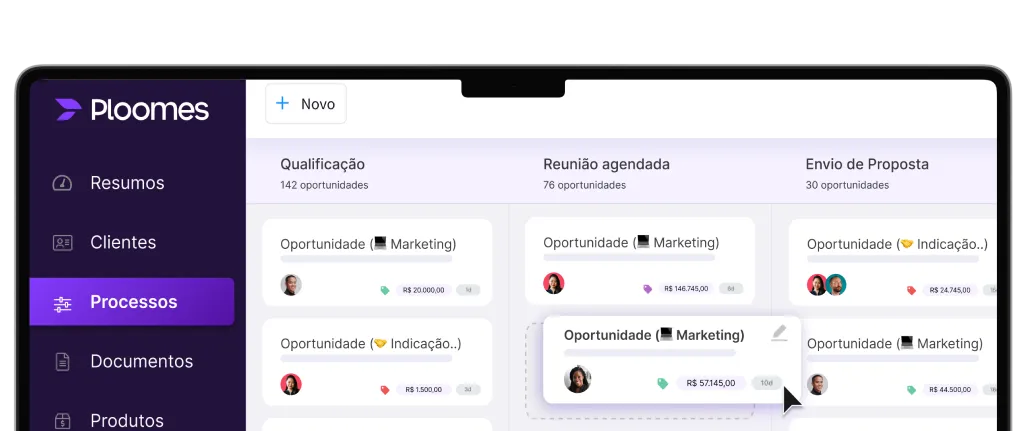Tela da aba de processos do Ploomes, com clientes fictícios em várias etapas do funil de vendas