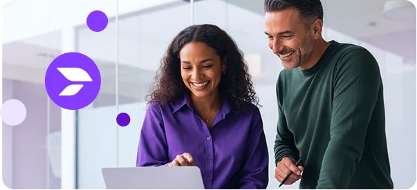Mulher e homem sorrindo enquanto trabalham juntos em um laptop, com elementos gráficos roxos e o logo da Ploomes sobrepostos na imagem.