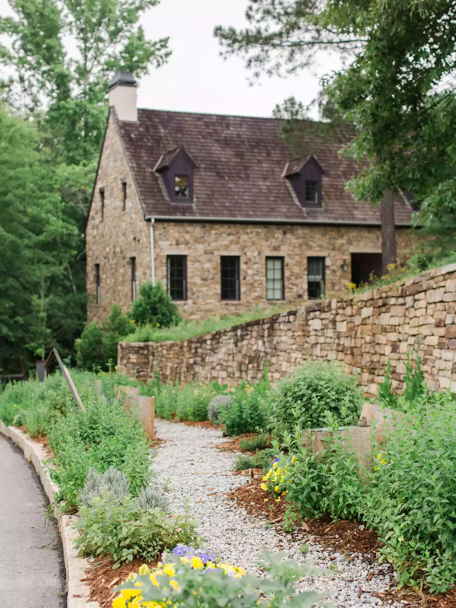 Gravel and Mulch Garden Path Idea