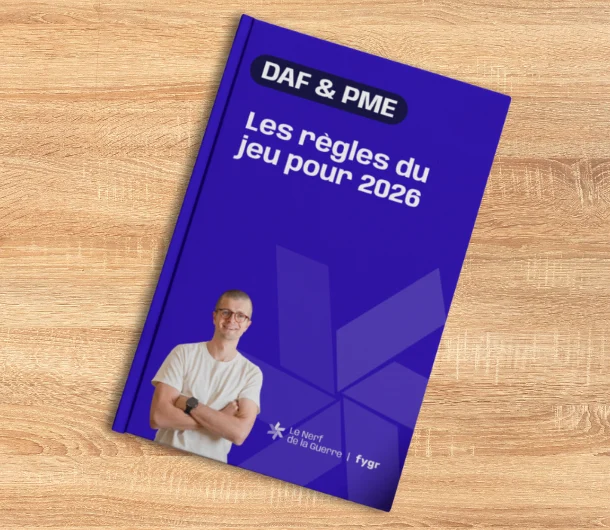 Un exemplaire du livre "DAF et PME : les règles du jeu pour 2026" posé sur un bureau en bois