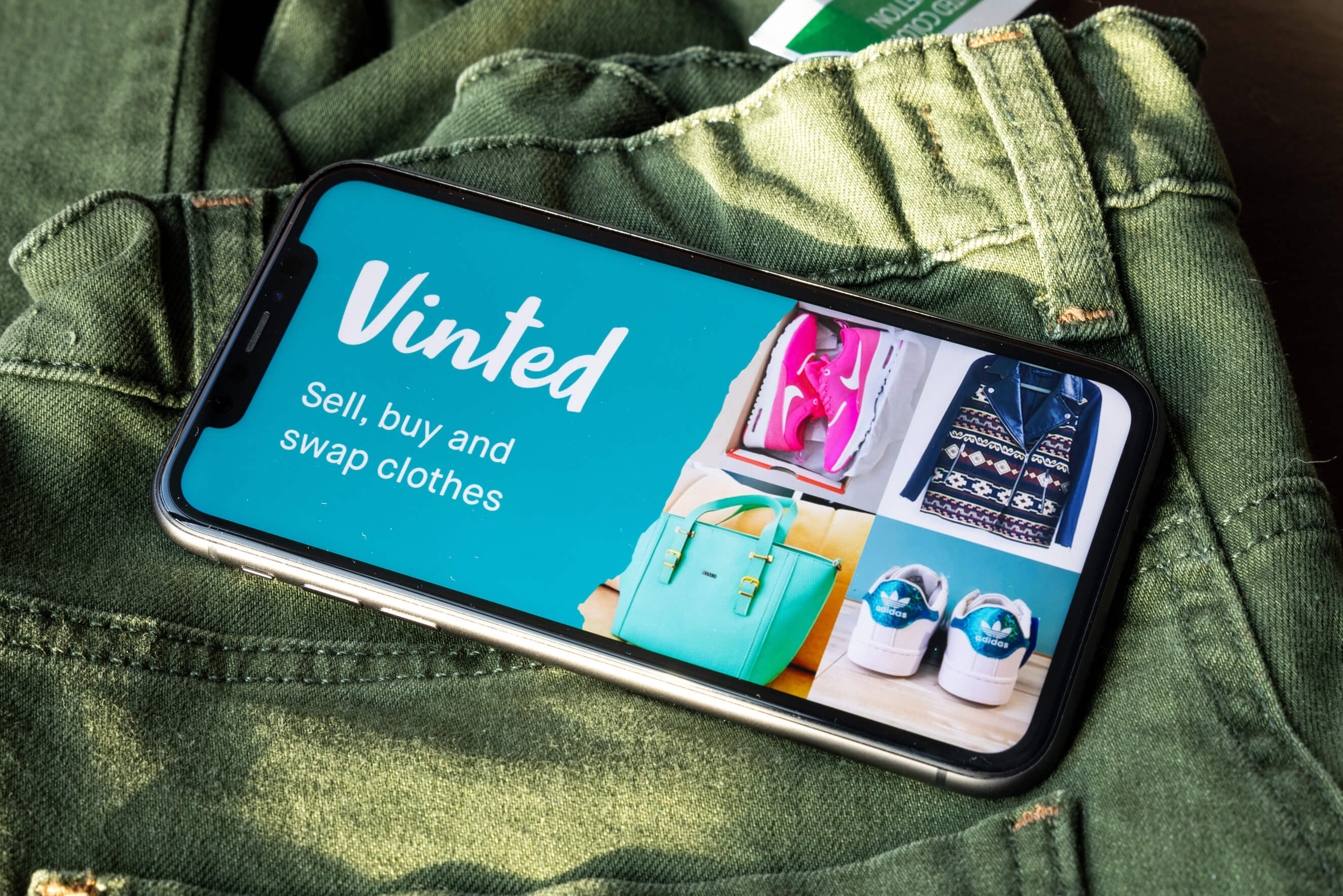 Vinted's selling software distributed over the smartphone's screen