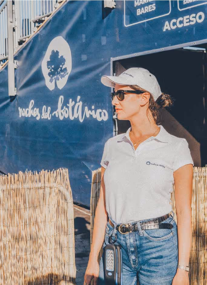 Mujer del equipo de Noches del Botánico durante el festival.