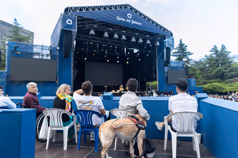 Asistentes a un concierto en la plataforma de accesibilidad