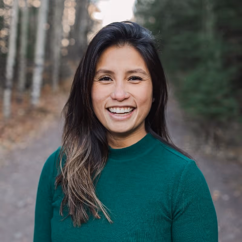 Rachelle Headshot