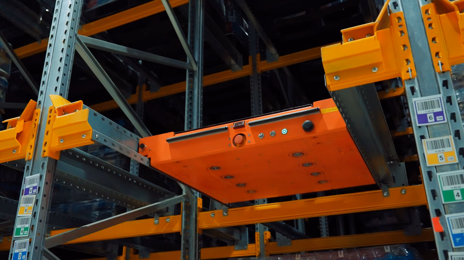 Detalle del Pallet Shuttle automático de Abisysa con sensores de precisión