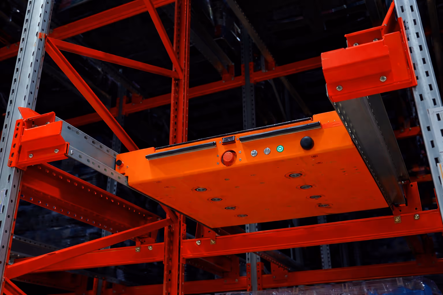 Detalle del Pallet Shuttle automático de Abisysa con sensores de precisión