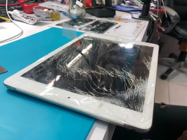 iPad สีขาวที่มีรอยแตกบนหน้าจอ