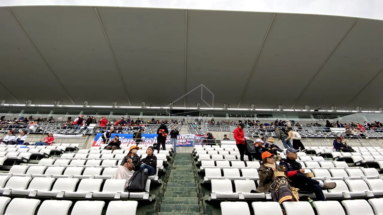 View of the V1 Grandstand in comparison to V2 (upper section of grandstand)