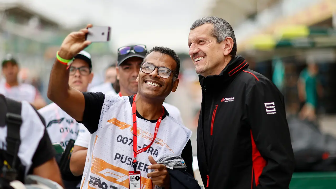 Guenther Steiner with fans in the F1 paddock (Photo Source: LAT Photo)