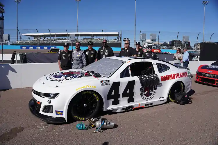 NASCAR racing in Kansas