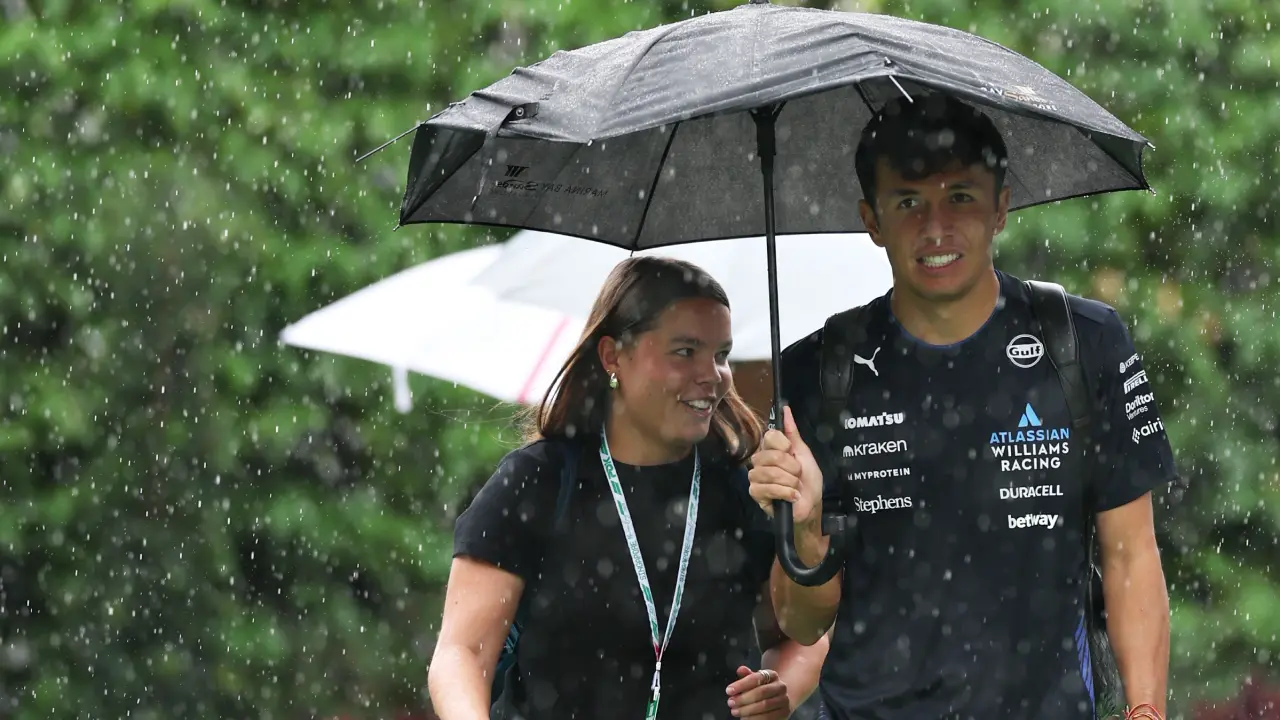 Loes Klinker and Alex Albon stuck in the rain on the way to the Formula 1 paddock