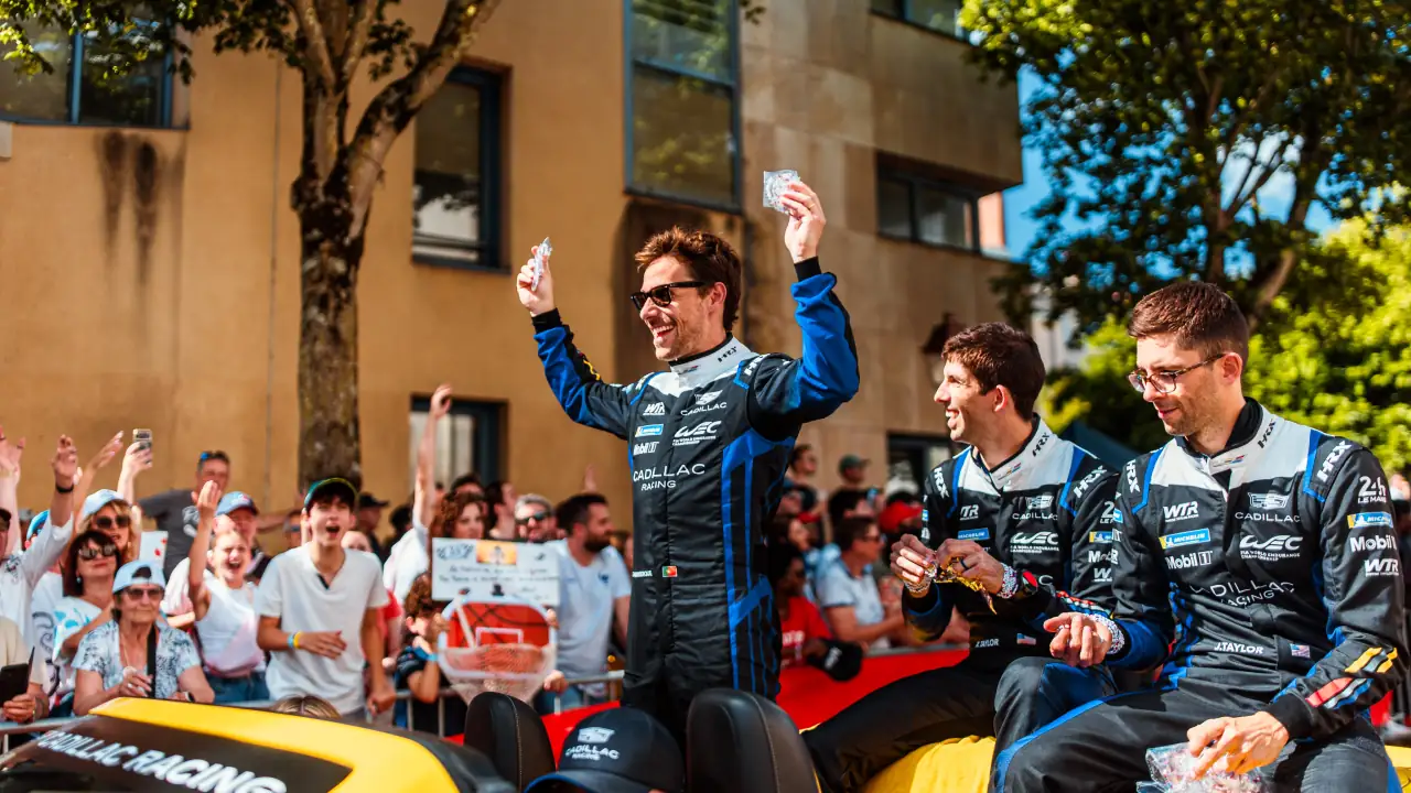 Filipe Albuquerque at the drivers' parade at the 24 Hours of Le Mans (Photo Andrea Lorenzina / DPPI)