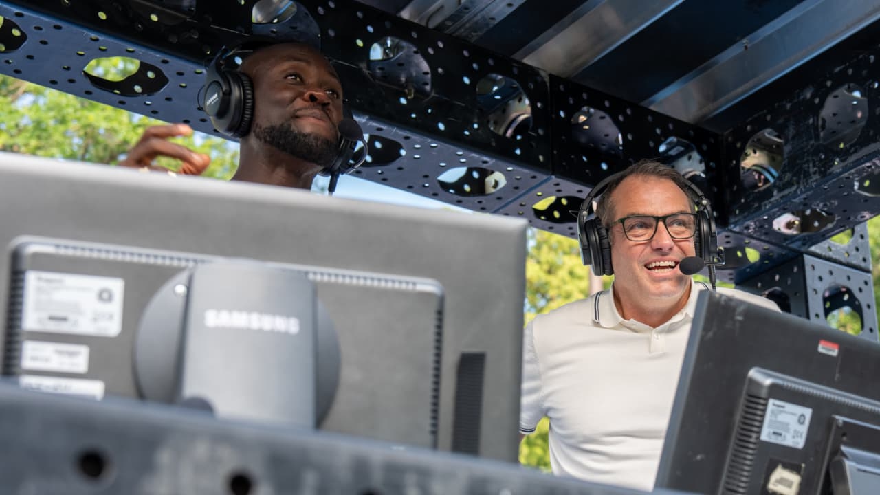 Kei Kamara and Max Bretos deliver play-by-play commentary