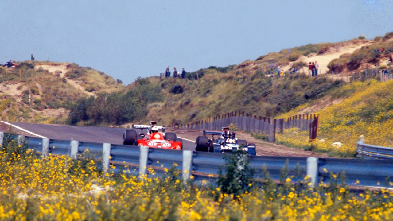 Roger Williamson and David Purley driving the Circuit Zandvoort, during the 1973 Dutch GP. Photo credit: 50DAG2026 via Wikimedia Commons Photo credit: 50DAG2026 via Wikimedia Commons (https://commons.wikimedia.org/wiki/File:Williamson_STP_Purley_LEC_Zandvoort_GP73.jpg)