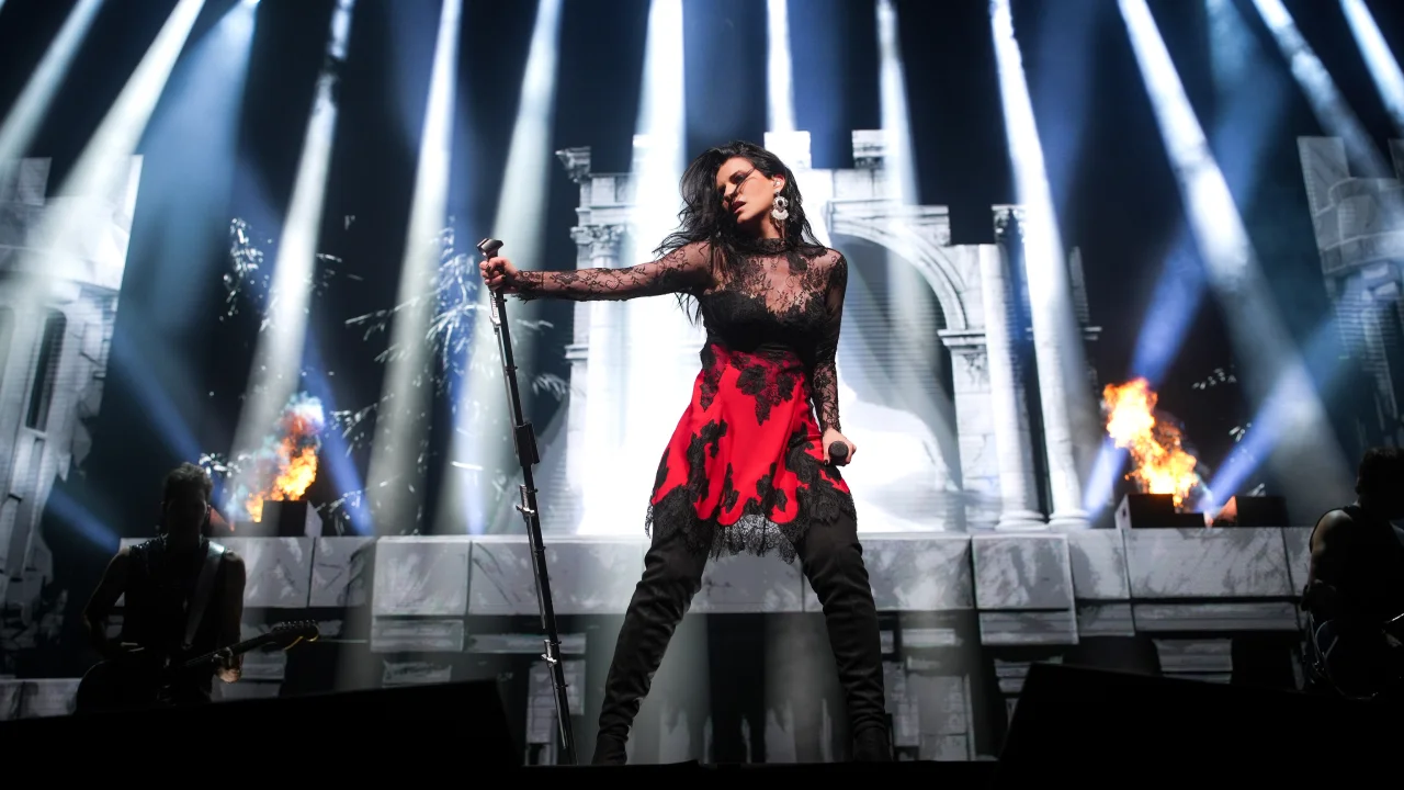 Laura Pausini performing (Source: Formula 1)