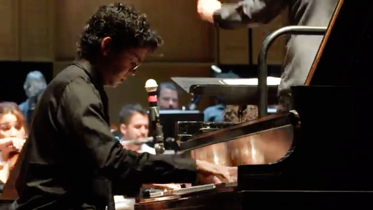 Suellio Almeida playing the piano