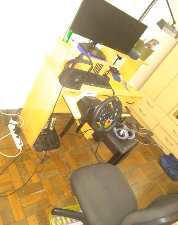 Suellio Almeida’s first simulator with the Logitech G29 steering wheel
