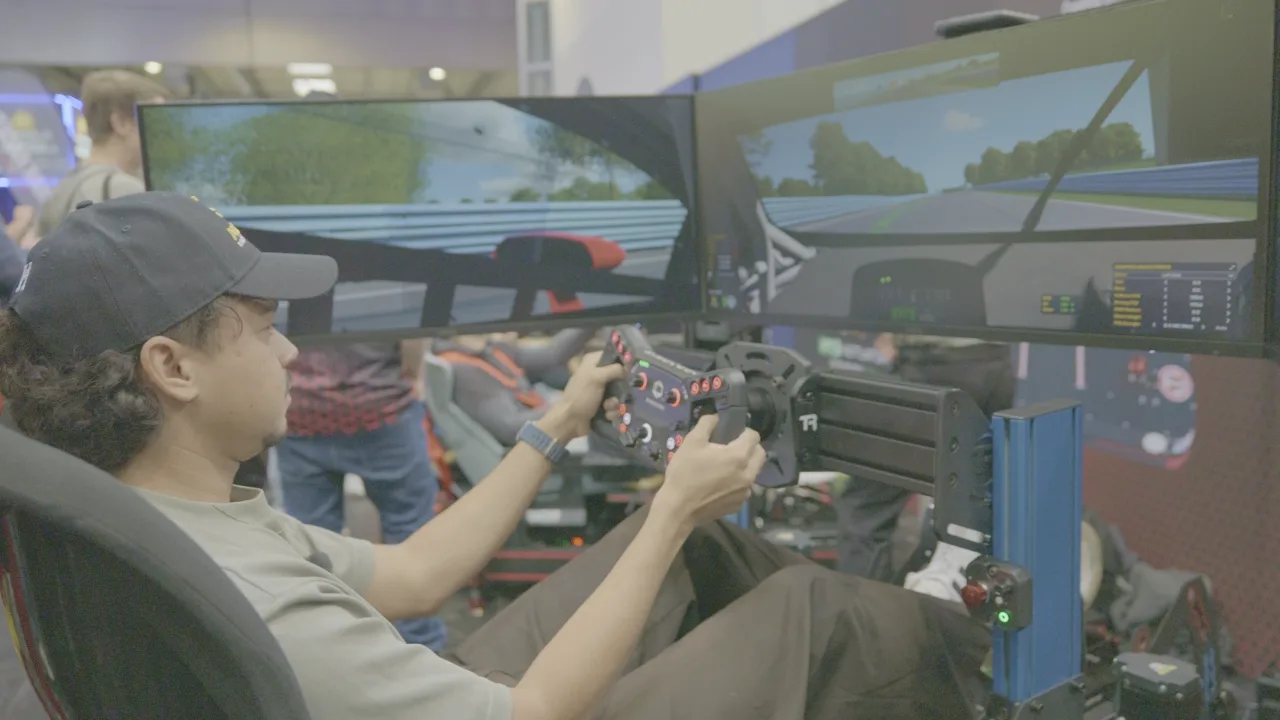 Suellio Almeida racing on a simulator