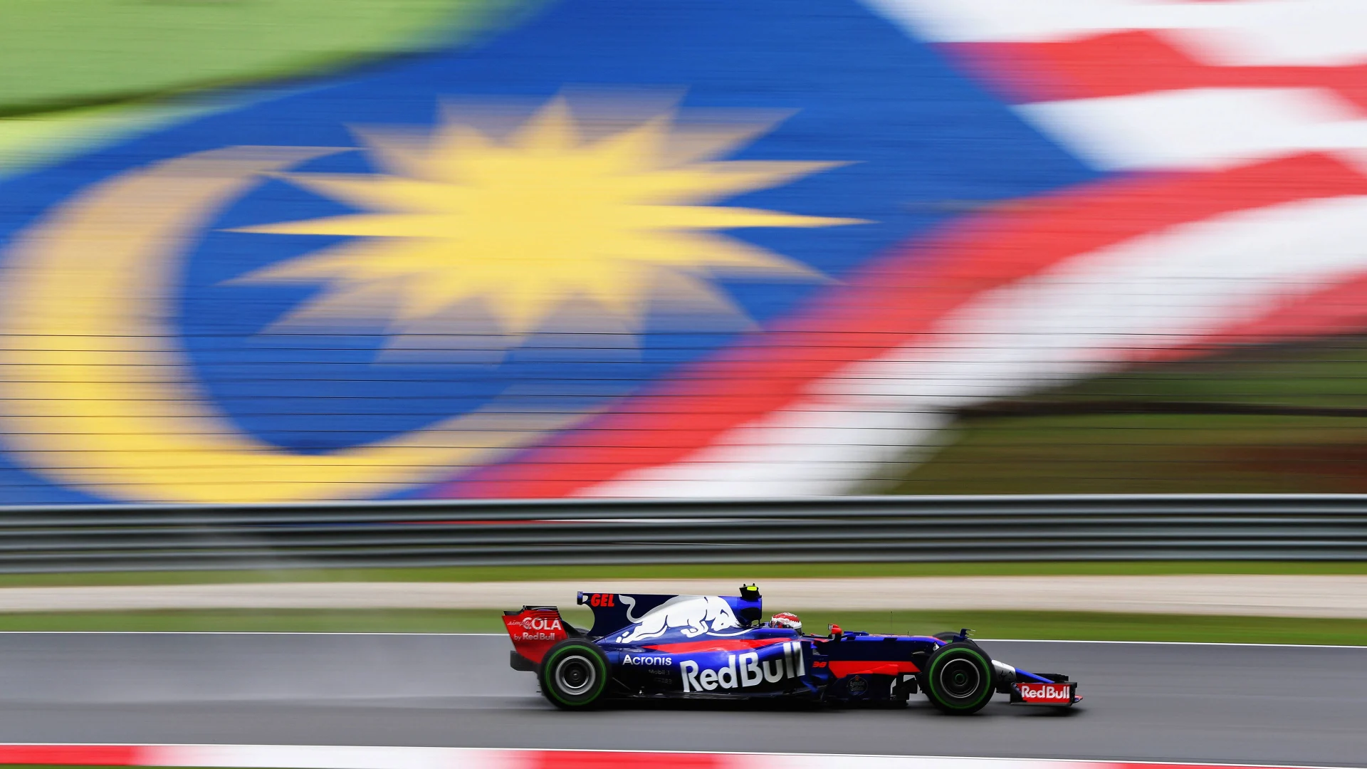 Sean Gelael driving the No. 38 Scuderia Toro Rosso STR12 during the 2017 F1 MalaysianGrand Prix weekend. (Photo: Mark Thompson, Getty Images/Red Bull Content Pool)