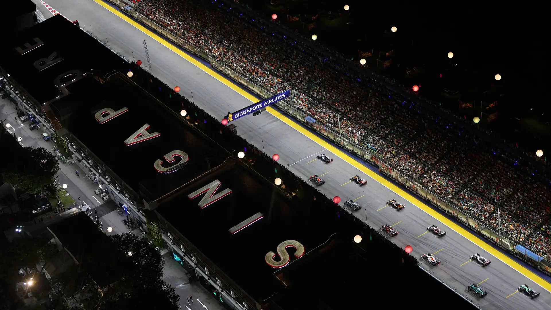 The starting grid at the Singapore Grand Prix (Photo: Meg Oliphant, Getty Images/Red Bull Content Pool)