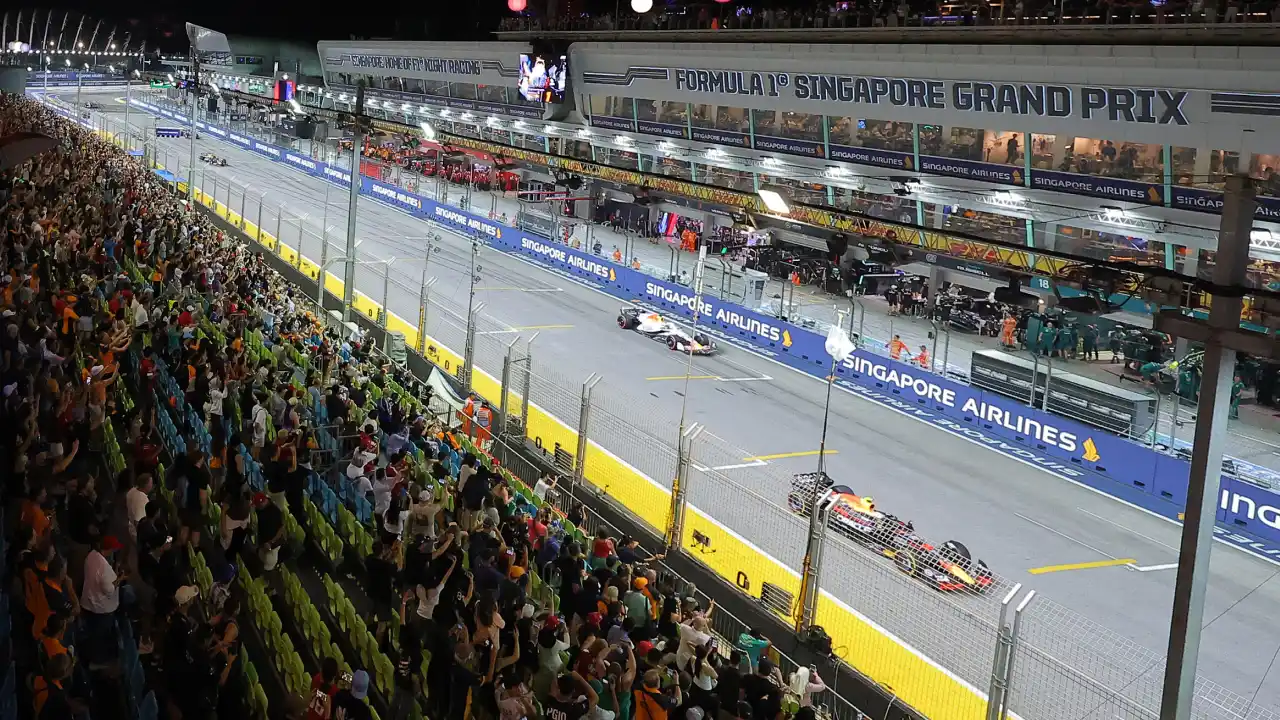 The start-finish straight of Marina Bay Circuit. The lights make the track clearly visible for spectators in the grandstands and for cameras broadcasting to viewers at home. (Photo: Colin McMaster, LAT Images//Red Bull Content Pool)