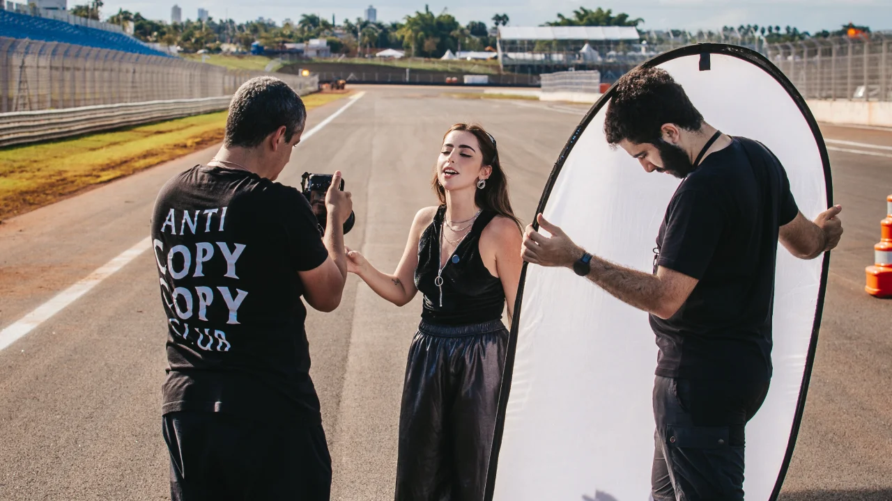 Pedro Maruxo balancing a light reflector for a photo shoot. (Photo: Francisco Bernardoni)