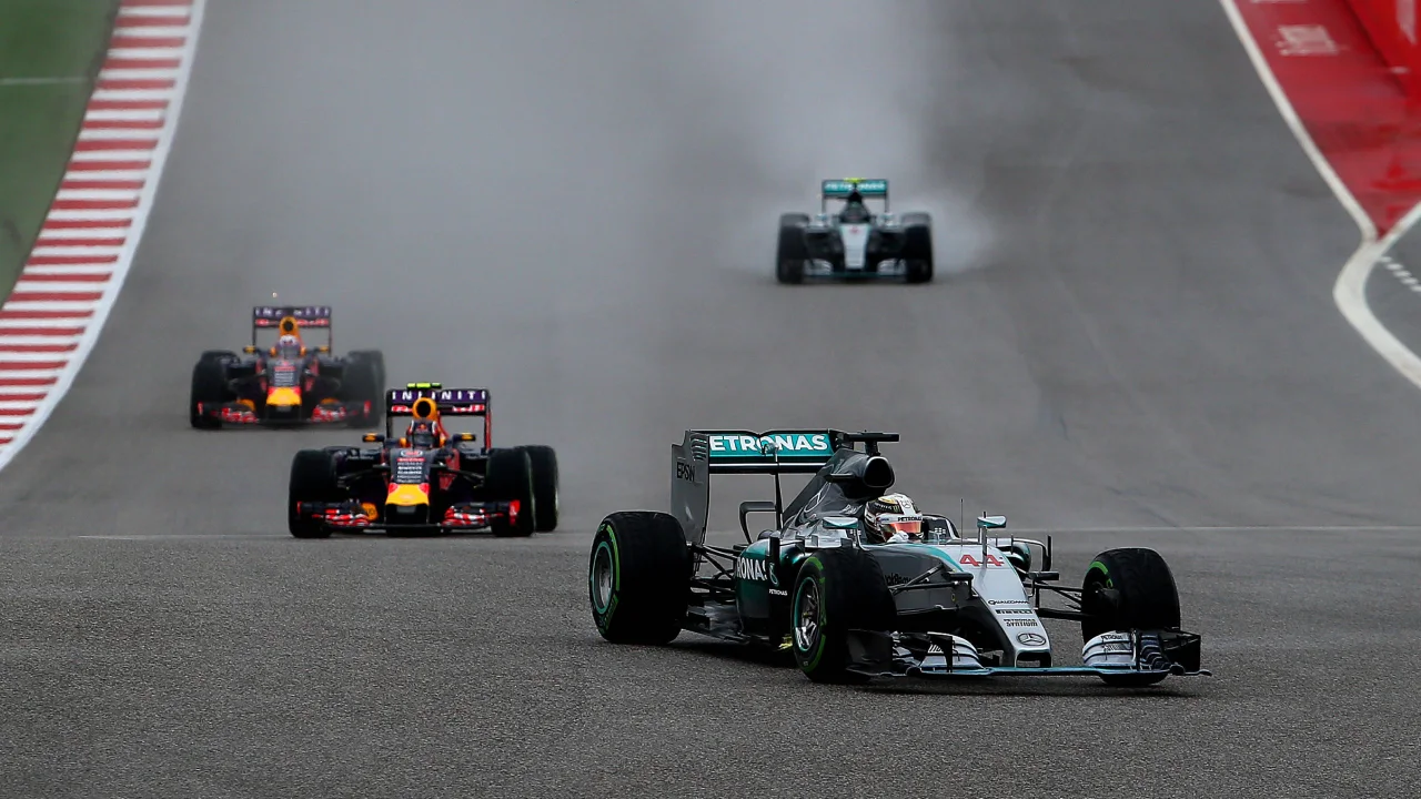 Lewis Hamilton leads the 2015 US Grand Prix with two Red Bulls and Nico Rosberg behind him. (Photo: Mark Thompson, Getty Images/Red Bull Content Pool)