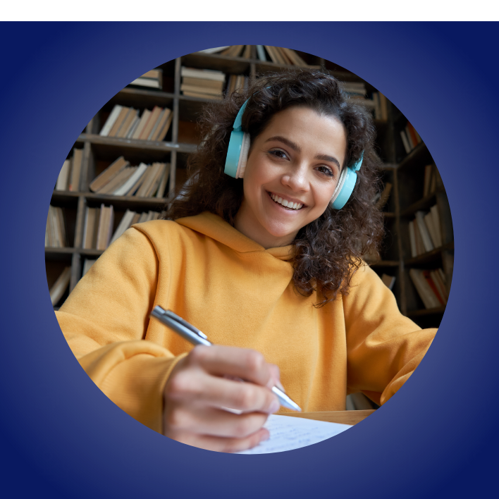 estudiante feliz sonriendo a la cámara